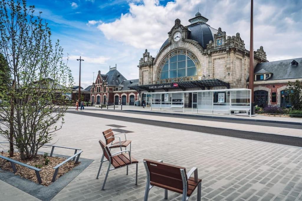 Appartement Cozy En Face De La Gare - แซงต์-บรีเออ ภายนอก รูปภาพ